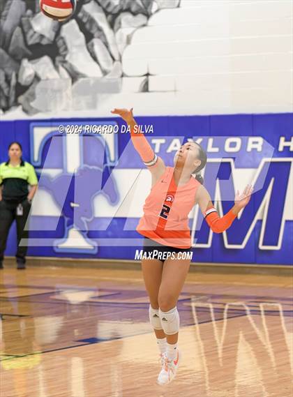 Thumbnail 1 in Katy Taylor vs Seven Lakes photogallery.