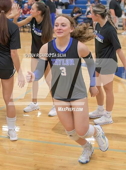 Thumbnail 3 in Katy Taylor vs Seven Lakes photogallery.