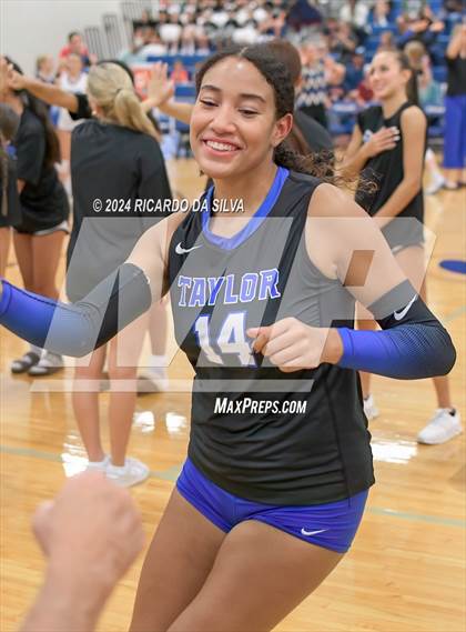 Thumbnail 1 in Katy Taylor vs Seven Lakes photogallery.