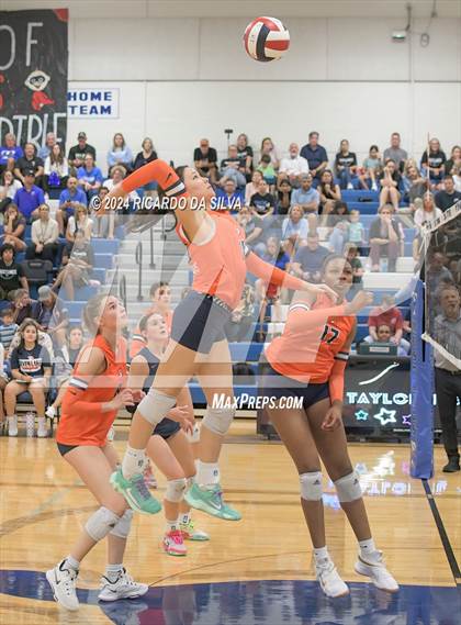Thumbnail 3 in Katy Taylor vs Seven Lakes photogallery.