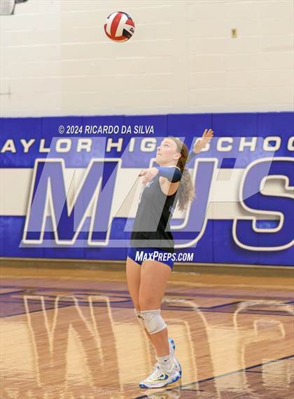 Thumbnail 2 in Katy Taylor vs Seven Lakes photogallery.