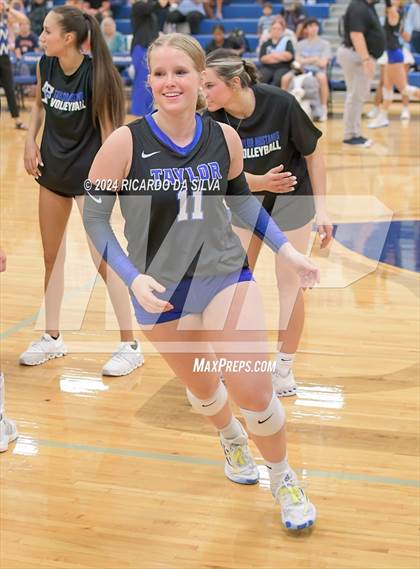 Thumbnail 2 in Katy Taylor vs Seven Lakes photogallery.