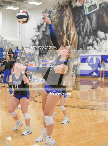 Thumbnail 1 in Katy Taylor vs Seven Lakes photogallery.