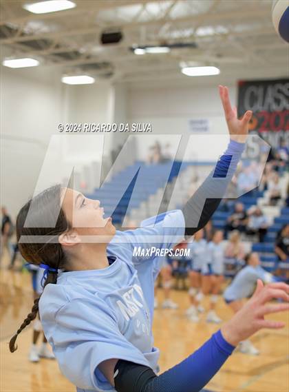 Thumbnail 2 in Katy Taylor vs Seven Lakes photogallery.