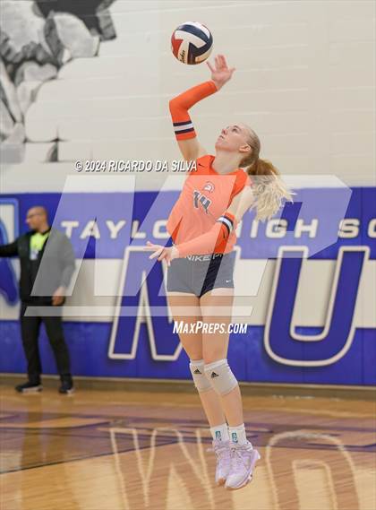 Thumbnail 2 in Katy Taylor vs Seven Lakes photogallery.