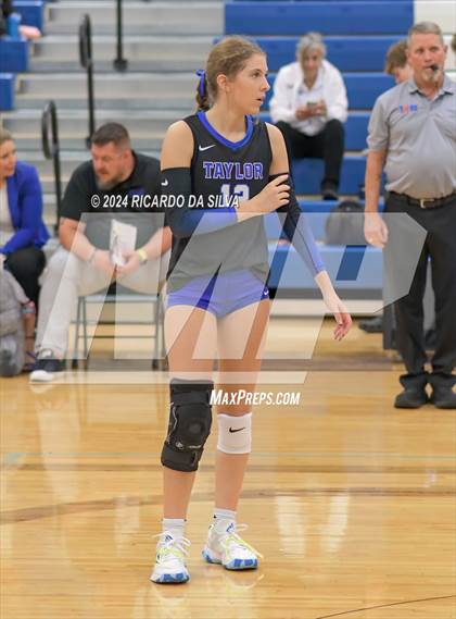 Thumbnail 3 in Katy Taylor vs Seven Lakes photogallery.
