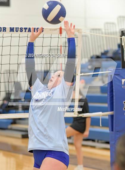Thumbnail 3 in Katy Taylor vs Seven Lakes photogallery.