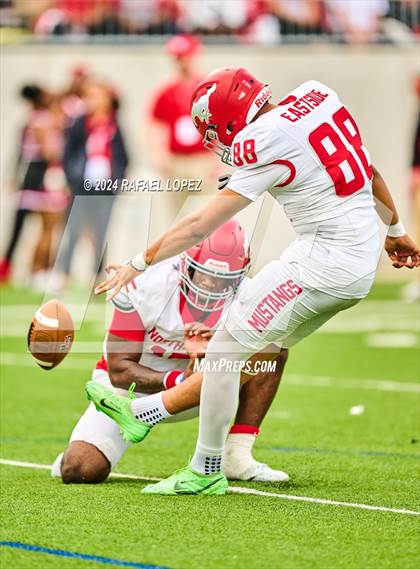 Thumbnail 3 in Westlake vs. North Shore (UIL 6A D1 Football Semifinal) photogallery.