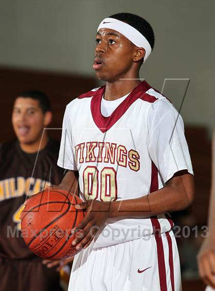 Thumbnail 1 in El Camino vs Downey (MaxPreps Holiday Classic) photogallery.