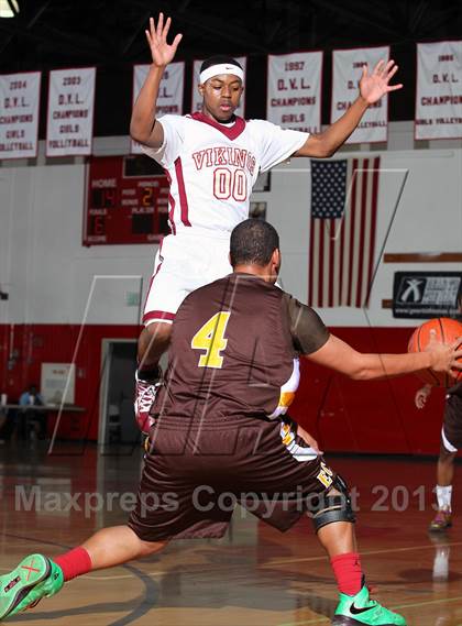 Thumbnail 1 in El Camino vs Downey (MaxPreps Holiday Classic) photogallery.