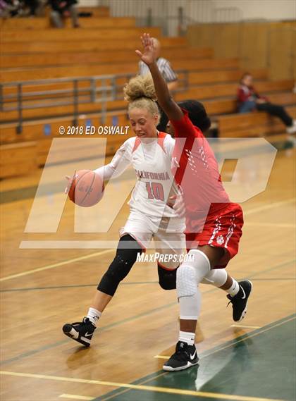 Thumbnail 2 in Saint Mary's vs. California photogallery.