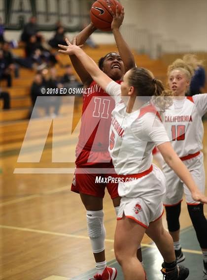 Thumbnail 3 in Saint Mary's vs. California photogallery.