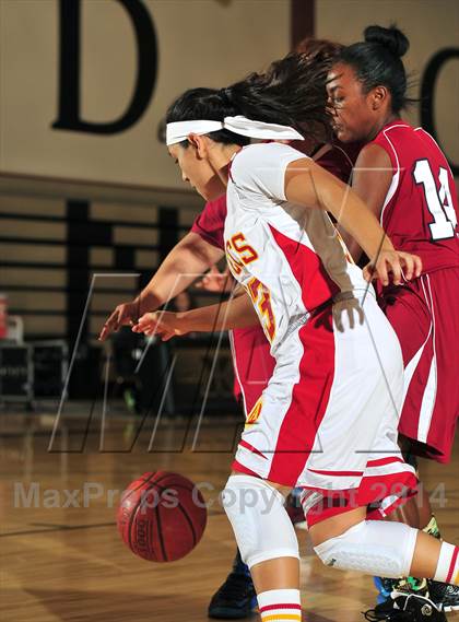 Thumbnail 3 in La Quinta vs. Palm Desert (MaxPreps Holiday Classic) photogallery.