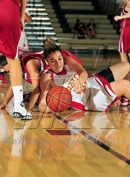 Thumbnail 3 in La Quinta vs. Palm Desert (MaxPreps Holiday Classic) photogallery.