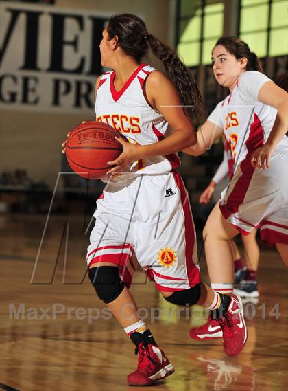Thumbnail 3 in La Quinta vs. Palm Desert (MaxPreps Holiday Classic) photogallery.