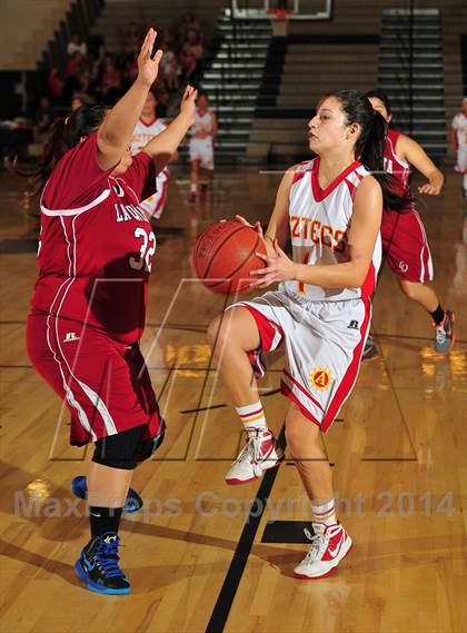 Thumbnail 2 in La Quinta vs. Palm Desert (MaxPreps Holiday Classic) photogallery.