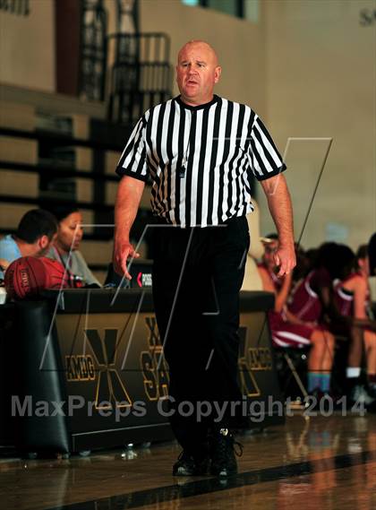 Thumbnail 2 in La Quinta vs. Palm Desert (MaxPreps Holiday Classic) photogallery.