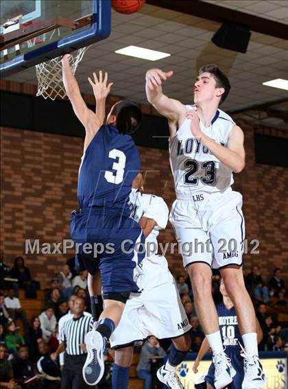 Thumbnail 2 in Notre Dame vs. Loyola photogallery.