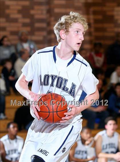 Thumbnail 2 in Notre Dame vs. Loyola photogallery.