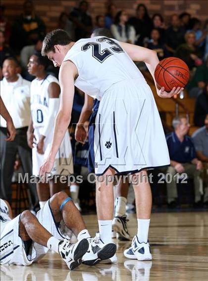 Thumbnail 3 in Notre Dame vs. Loyola photogallery.