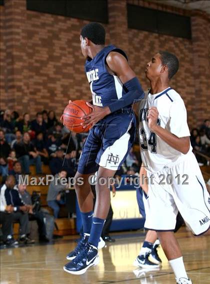 Thumbnail 2 in Notre Dame vs. Loyola photogallery.