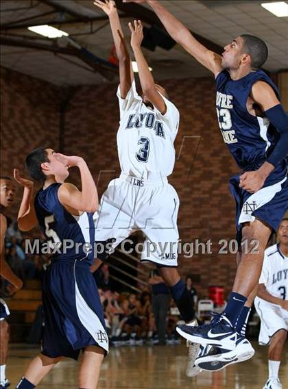 Thumbnail 3 in Notre Dame vs. Loyola photogallery.