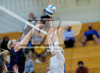 Thumbnail 2 in Gretna vs. Bellevue East photogallery.