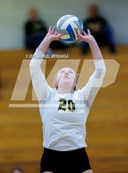 Thumbnail 2 in Gretna vs. Bellevue East photogallery.