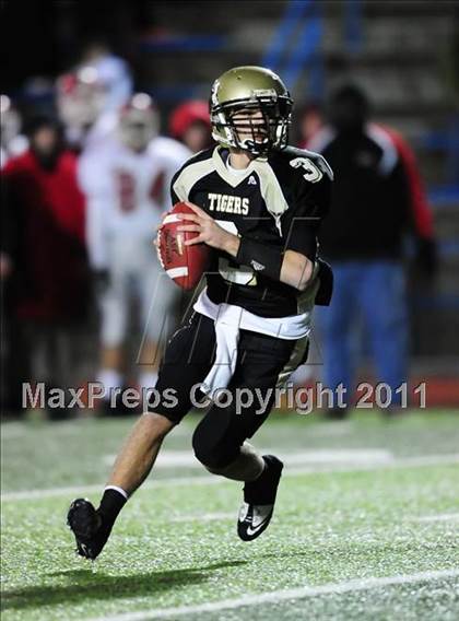 Thumbnail 1 in New Canaan vs. Hand (CIAC Class L Semifinal) photogallery.