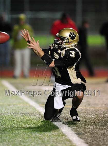Thumbnail 1 in New Canaan vs. Hand (CIAC Class L Semifinal) photogallery.
