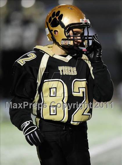 Thumbnail 1 in New Canaan vs. Hand (CIAC Class L Semifinal) photogallery.