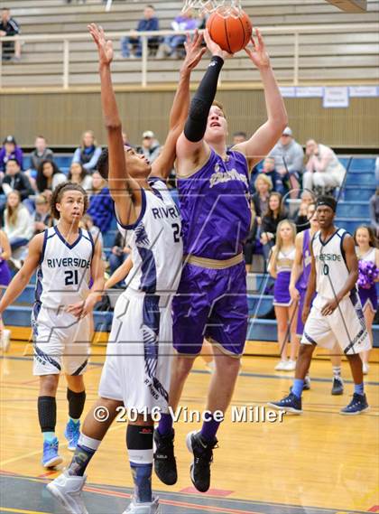 Thumbnail 1 in Sumner vs Auburn Riverside (WIAA 3A District 3 Playoff) photogallery.