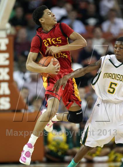 Thumbnail 3 in Yates vs. Madison (UIL 3A Final) photogallery.