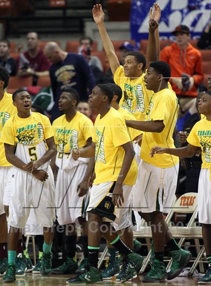Thumbnail 2 in Yates vs. Madison (UIL 3A Final) photogallery.