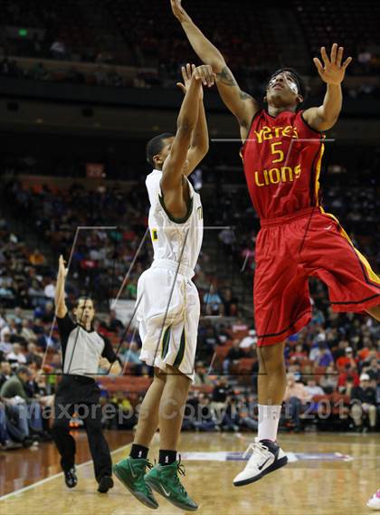 Thumbnail 2 in Yates vs. Madison (UIL 3A Final) photogallery.
