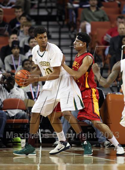 Thumbnail 2 in Yates vs. Madison (UIL 3A Final) photogallery.