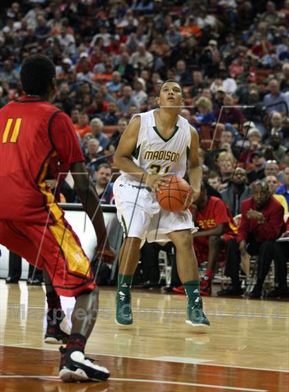 Thumbnail 2 in Yates vs. Madison (UIL 3A Final) photogallery.