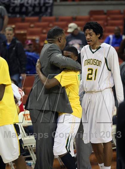 Thumbnail 2 in Yates vs. Madison (UIL 3A Final) photogallery.