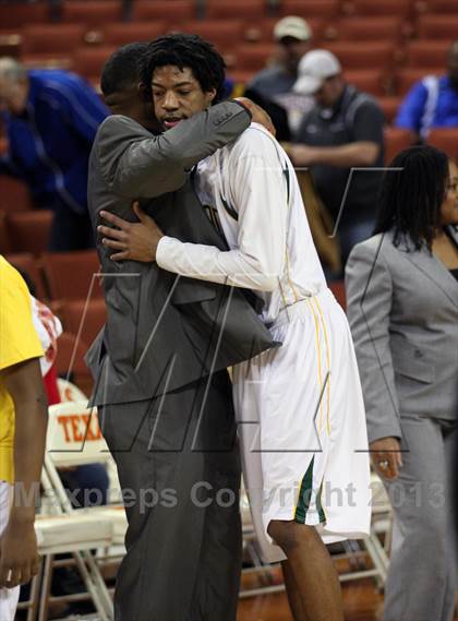 Thumbnail 3 in Yates vs. Madison (UIL 3A Final) photogallery.