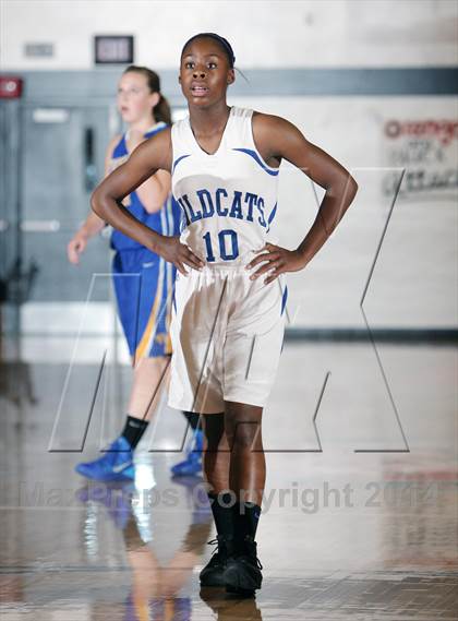 Thumbnail 2 in Foothill vs Oakland High (MLK-Shootout) photogallery.