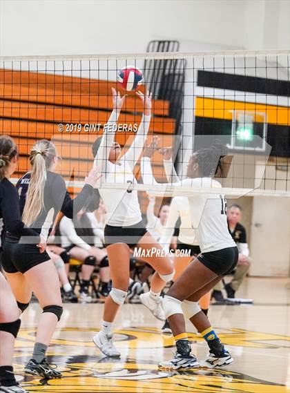 Thumbnail 3 in Alameda vs. Willows (CIF Division 4 Round 1) photogallery.
