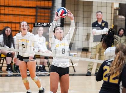 Thumbnail 2 in Alameda vs. Willows (CIF Division 4 Round 1) photogallery.