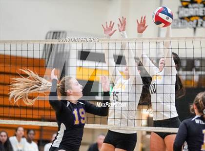 Thumbnail 3 in Alameda vs. Willows (CIF Division 4 Round 1) photogallery.