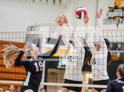 Thumbnail 2 in Alameda vs. Willows (CIF Division 4 Round 1) photogallery.