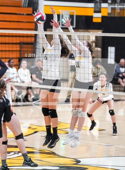 Thumbnail 2 in Alameda vs. Willows (CIF Division 4 Round 1) photogallery.