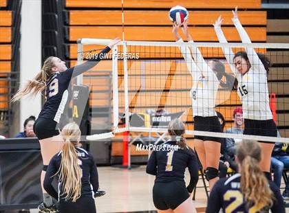 Thumbnail 3 in Alameda vs. Willows (CIF Division 4 Round 1) photogallery.