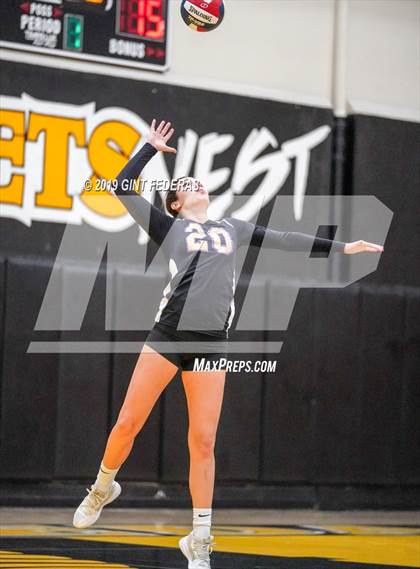 Thumbnail 2 in Alameda vs. Willows (CIF Division 4 Round 1) photogallery.