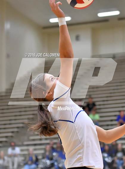 Thumbnail 3 in Boerne vs La Vernia (Class 5A BiDistrict) photogallery.