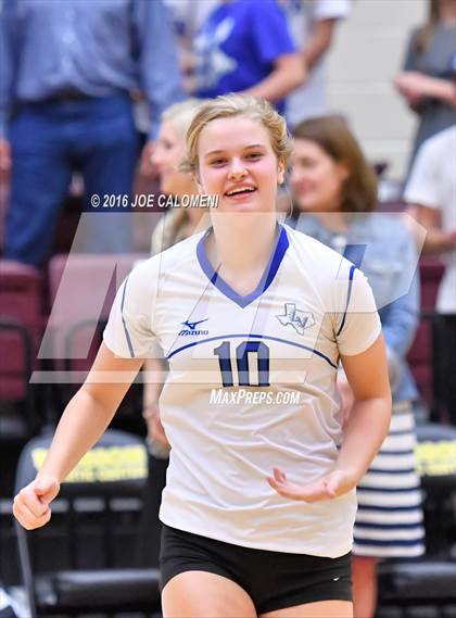 Thumbnail 1 in Boerne vs La Vernia (Class 5A BiDistrict) photogallery.
