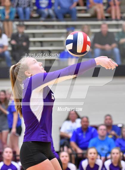 Thumbnail 3 in Boerne vs La Vernia (Class 5A BiDistrict) photogallery.